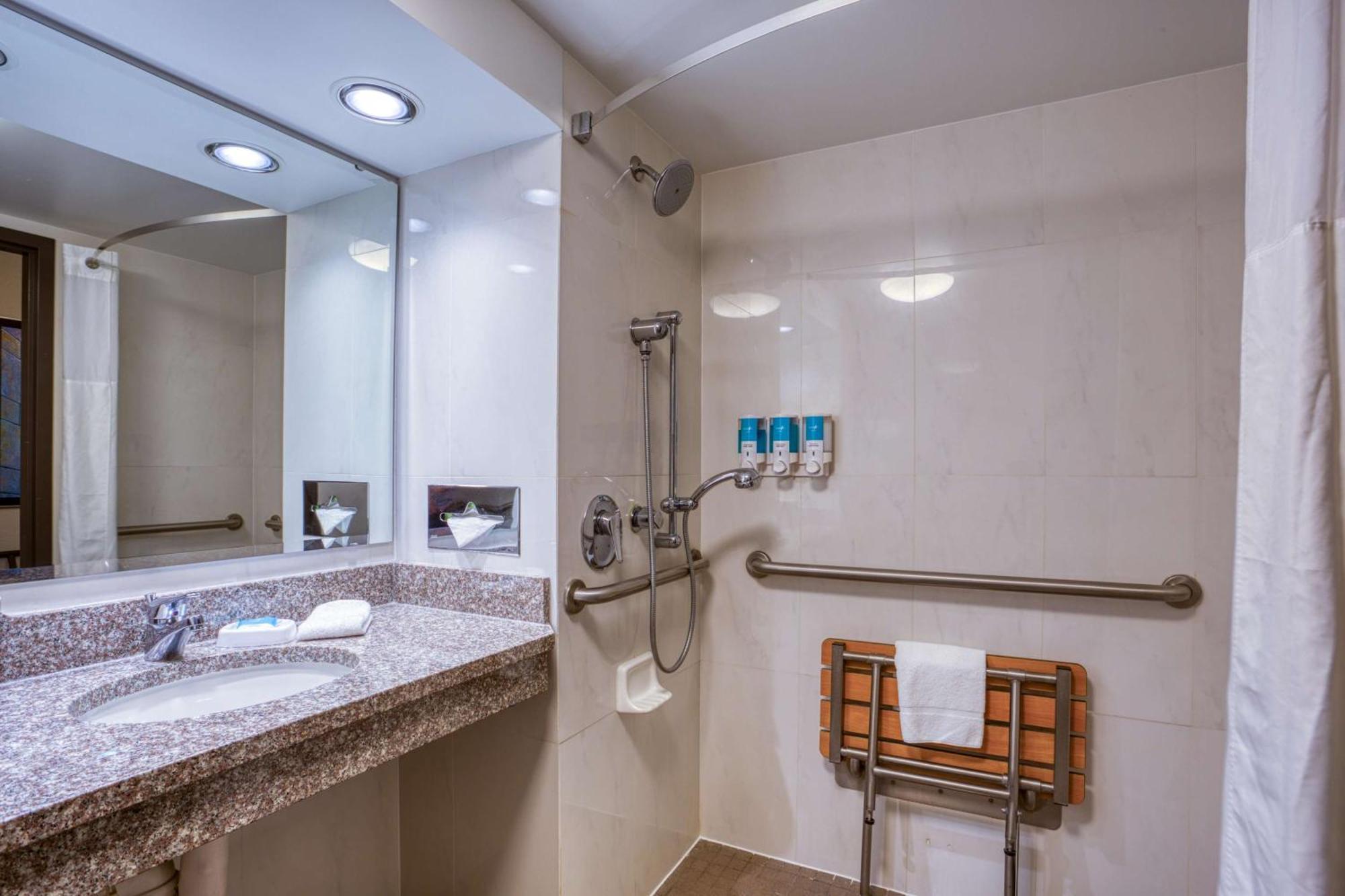 Drury Inn & Suites St. Louis - Fairview Heights Eksteriør billede